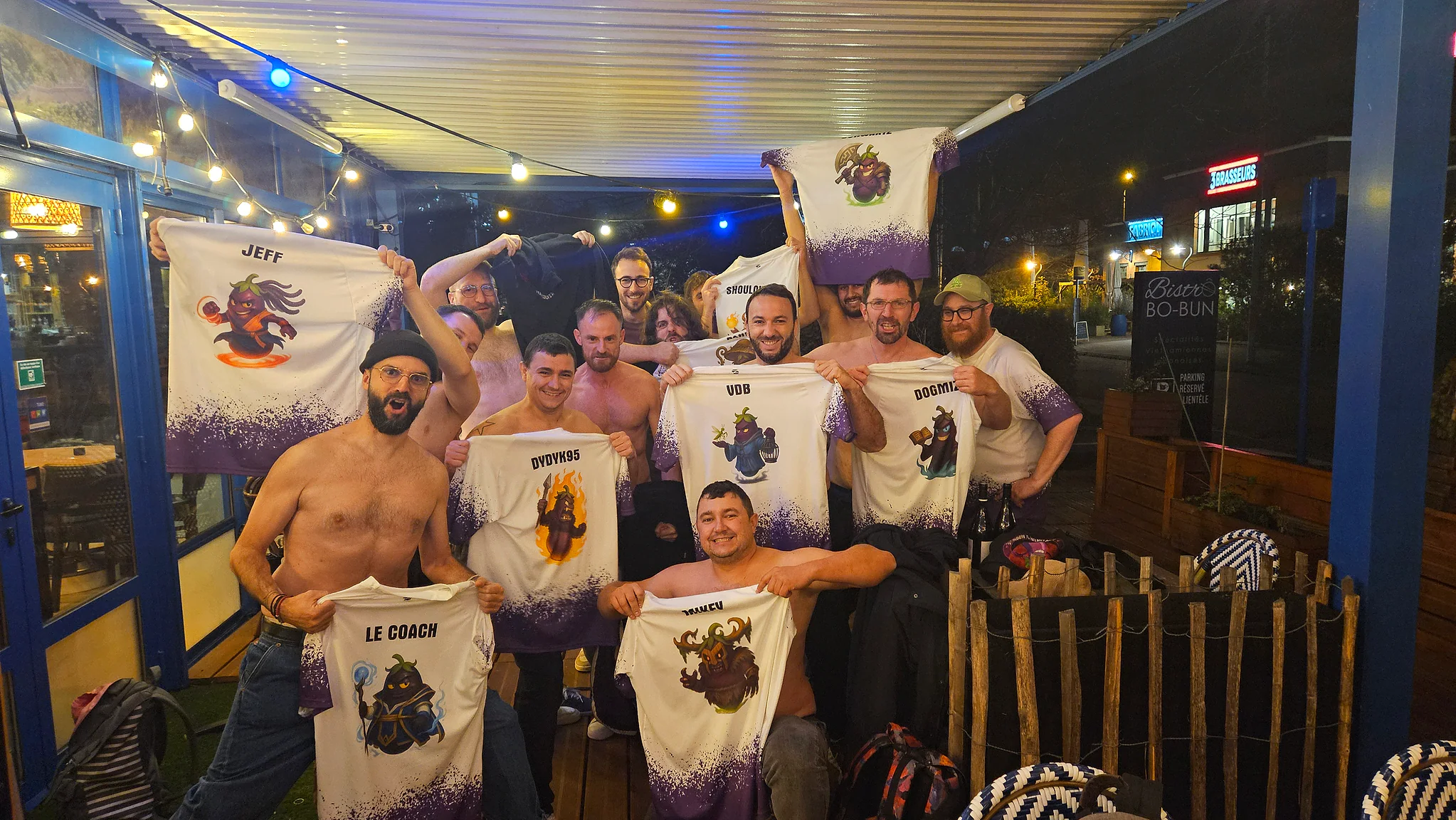 Les membres de la Team Cœur d'Aubergines présentent leurs maillots et leurs mascottes.