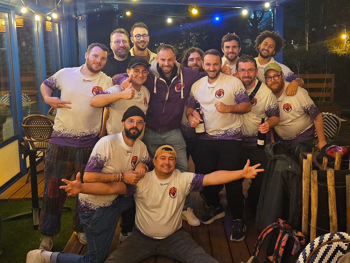 Les membres de la Team Cœur d'Aubergines réunis autour de leur passion pour Magic.